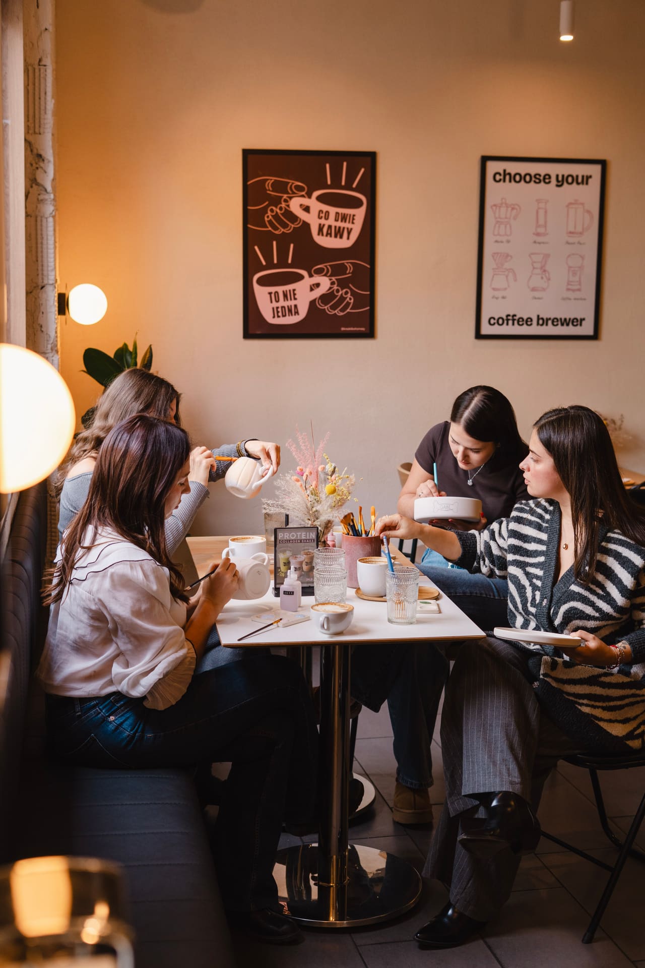 Kobiety malujące ceramikę w Urban Ceramics Cafe